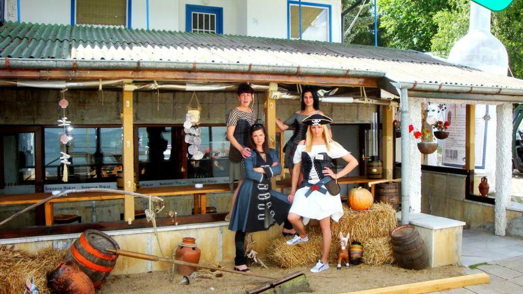 Комплекс Белите Къщи Shtarkelovo Gnezdo Bagian luar foto